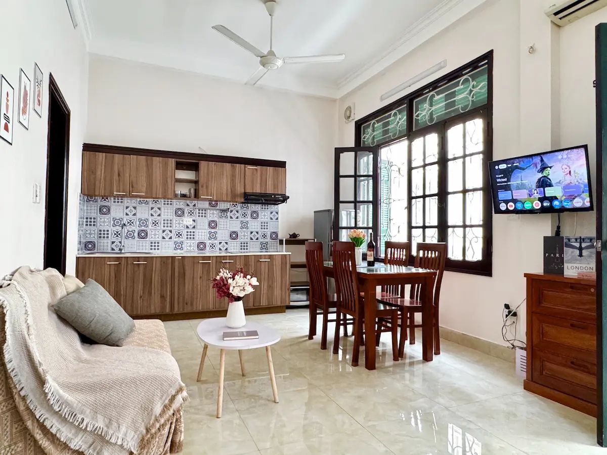 Bright studio with large windows and balcony, airy atmosphere