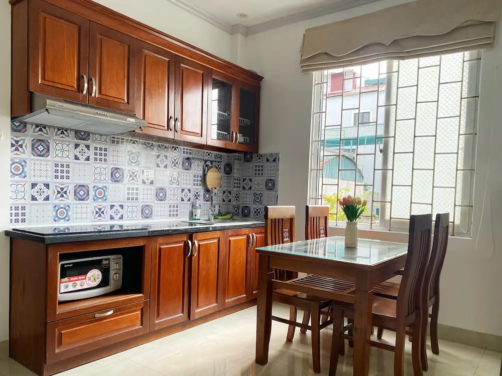 Bright and fully equipped kitchen with modern appliances for comfortable long stays