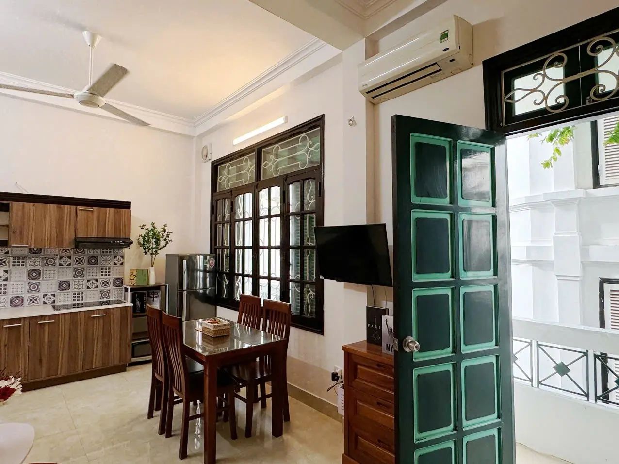 Bright studio with large windows and balcony, airy atmosphere