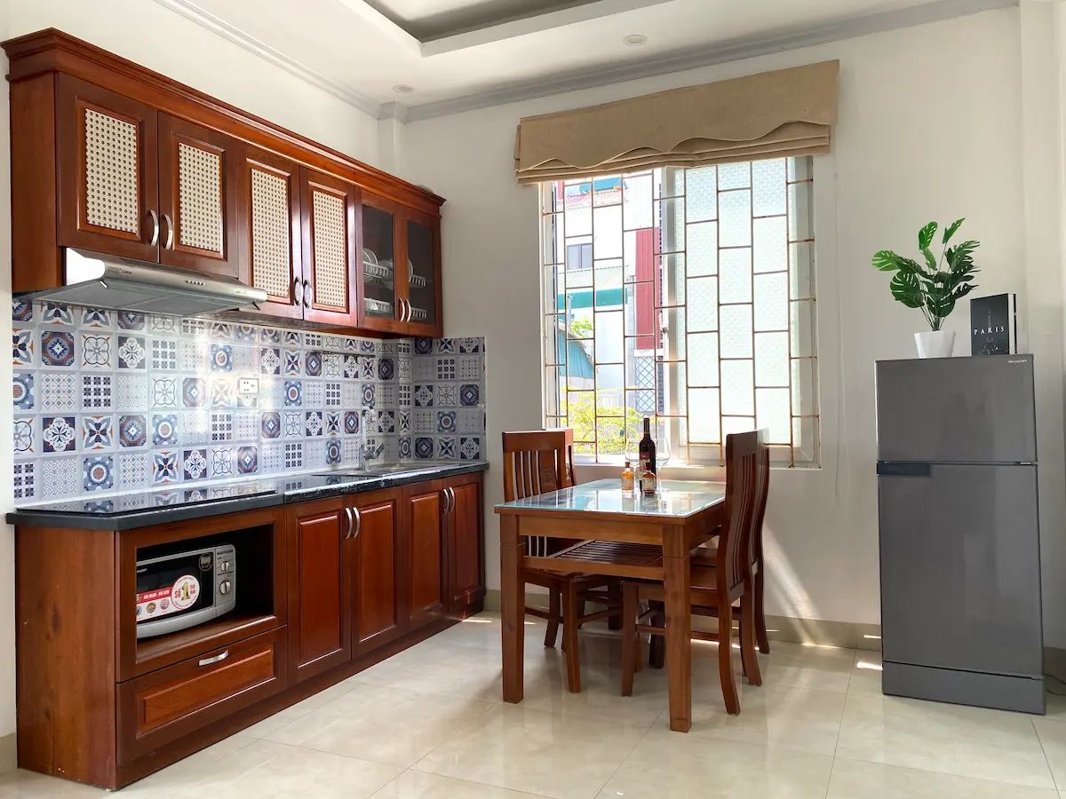 Bright and fully equipped kitchen with modern appliances for comfortable long stays